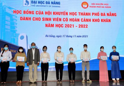 Đại học Đà Nẵng tuyên dương, khen thưởng các tân sinh viên thủ khoa kỳ tuyển sinh năm 2021, trao học bổng cho sinh viên năm học 2021-2022