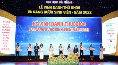 Đại học Đà Nẵng tổ chức Lễ Vinh danh Thủ khoa và Nâng bước sinh viên năm 2022