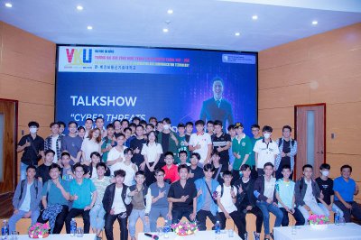 Sinh viên VKU hào hứng gặp gỡ Hiếu PC tại Talkshow Cyber Threats in the modern world
